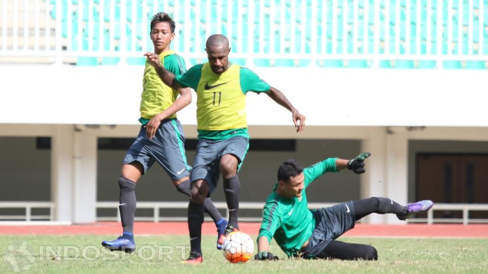 Aksi Boaz Solossa (tengah) saat mengecoh kiper Dian Agus Prasetyo saat seleksi tahap pertama Timnas Indonesia.